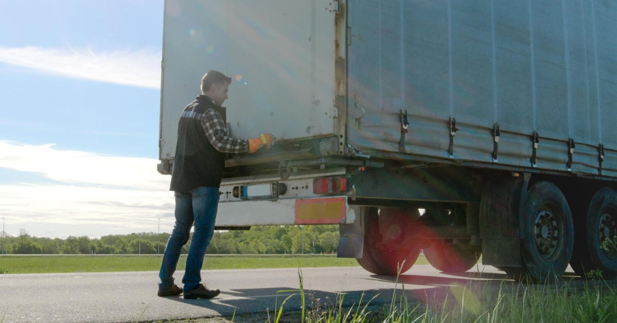 truck-driver-closing-gate